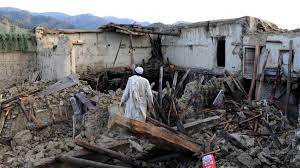 Supervivientes del terremoto en Afganistán sufren por falta de comida y albergues