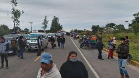 Quinto día de bloqueos en Santa cruz, cierran rutas hacia Brasil y Argentina