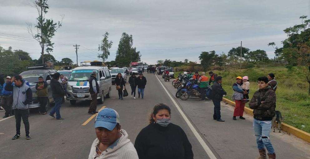 Quinto día de bloqueos en Santa cruz, cierran rutas hacia Brasil y Argentina