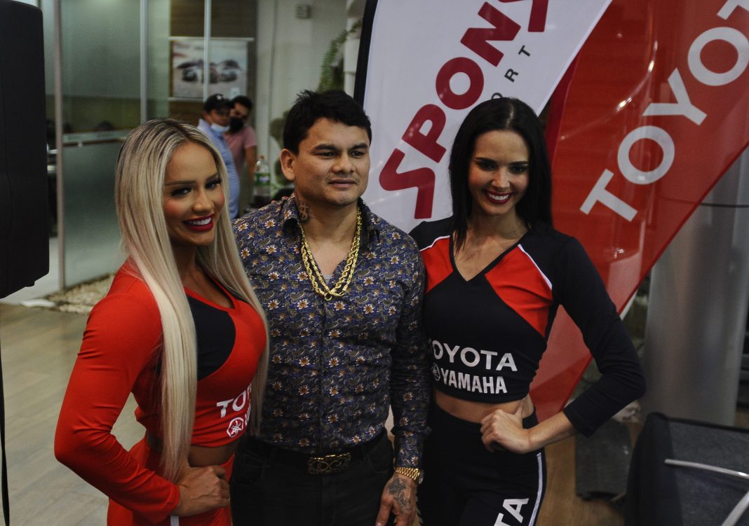 El chino Maidana llega a Santa Cruz para cruzar pu os en