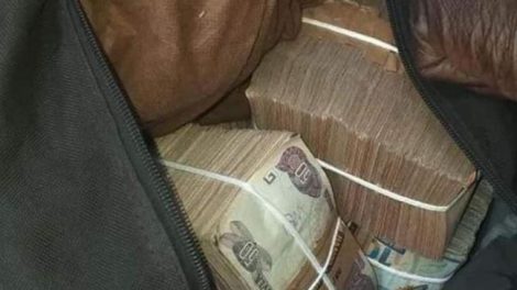 Policía encuentra un millón de bolivianos en un vehículo