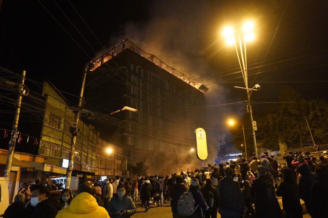 Edificio incendiado tiene más de 11 procesos