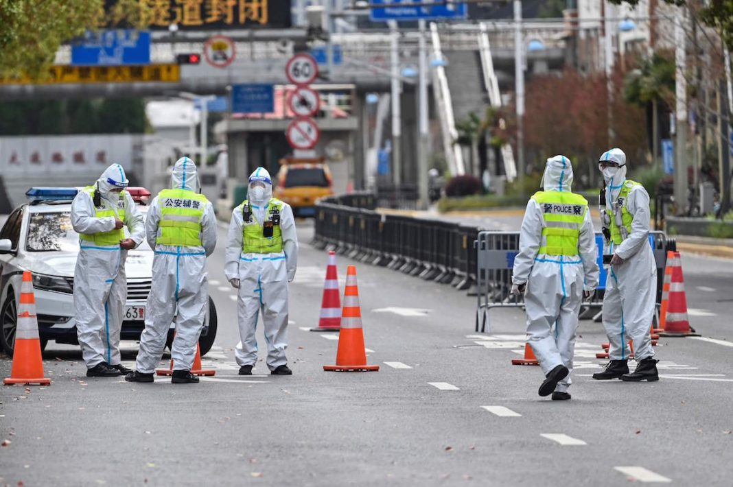 Confinan a más de un millón de personas en China debido a un nuevo rebrote de Covid-19