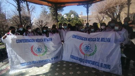 Médicos en Oruro respaldan al ministro Auza y rechazan a Larrea como representante