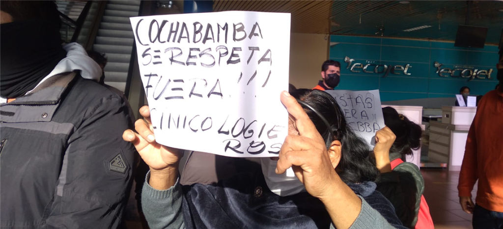 Cívicos cruceños son agredidos por personas afines al MAS en aeropuerto de Cochabamba