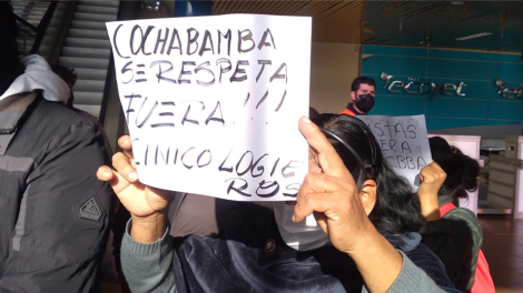 Cívicos cruceños son agredidos por personas afines al MAS en aeropuerto de Cochabamba