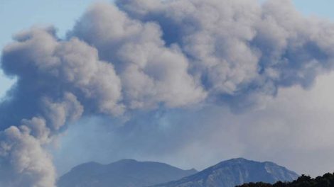 Volcán erupciona en el Sudoeste de Japón y encienden alertas de evacuación