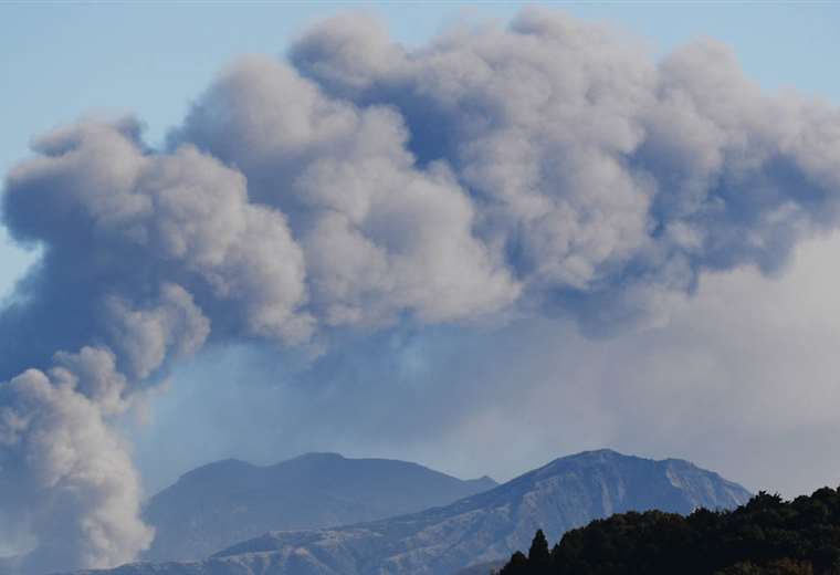 Volcán erupciona en el Sudoeste de Japón y encienden alertas de evacuación