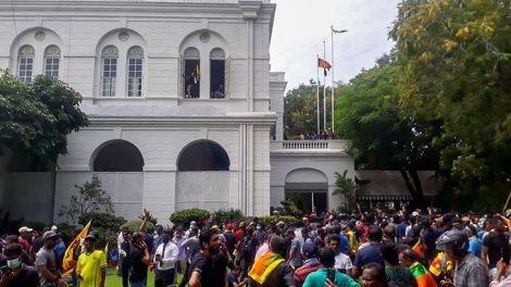 Manifestantes toman las residencias del Presidente y del primer ministro