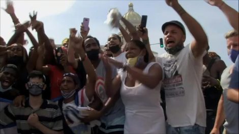 Cubanos protestan por apagones de luz