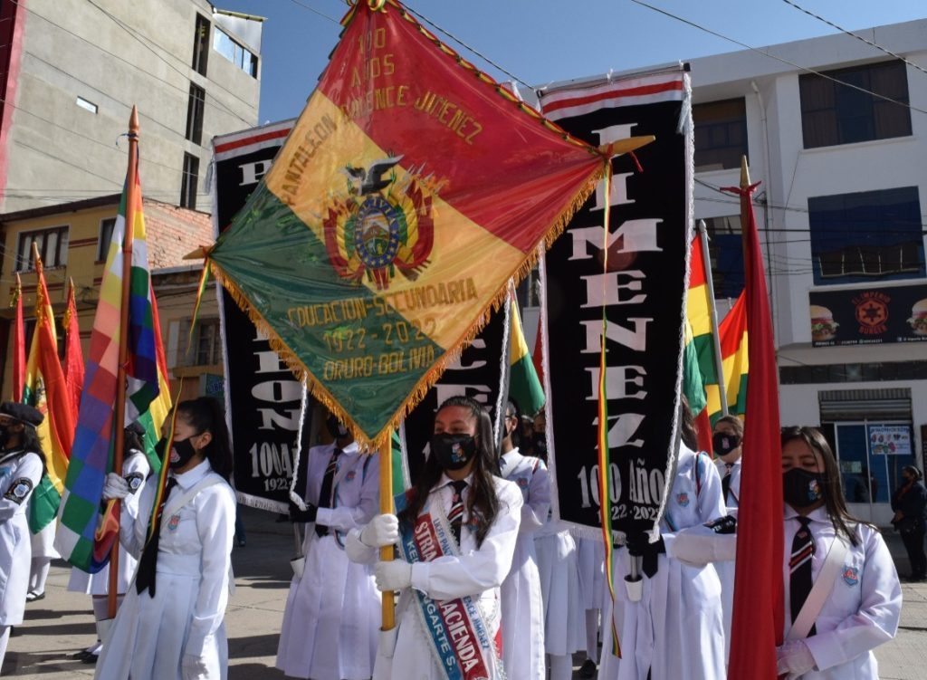 Estudiantes desfilaron en Oruro