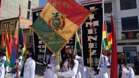 Estudiantes desfilaron en Oruro