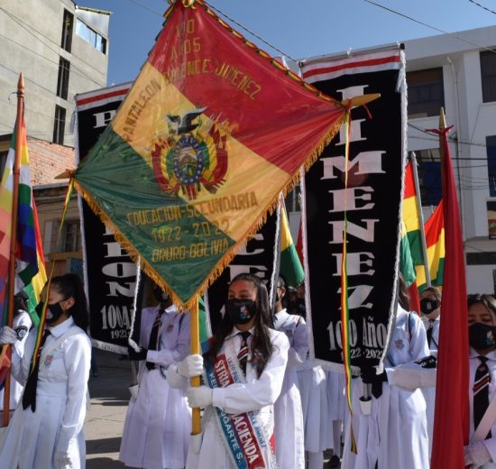 Estudiantes desfilaron en Oruro