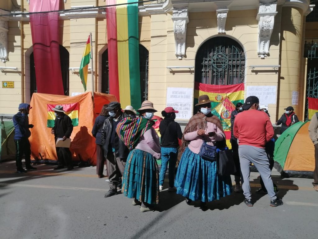 Vecinos de Las Lomas se enfrentan contra comerciantes que rechazan construcción de Hospital de segundo nivel