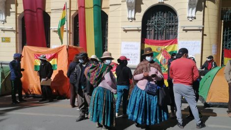 Vecinos de Las Lomas se enfrentan contra comerciantes que rechazan construcción de Hospital de segundo nivel