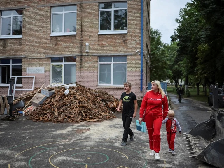 Construyen refugios anti bombas en escuelas de Ucrania