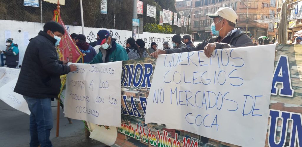 Vecinos bloquean calles para exigir paz y normalidad en Villa el Carmen