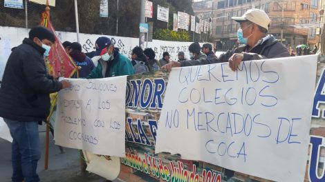 Vecinos bloquean calles para exigir paz y normalidad en Villa el Carmen