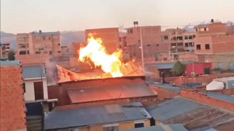 El incendio ocurrió en un depósito de alcohol