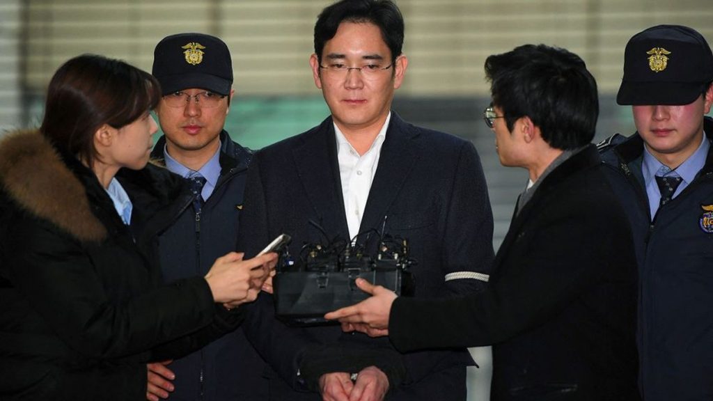 Jefe de Samsung recibe indulto de Corea del Sur para ayudar a superar crisis económica