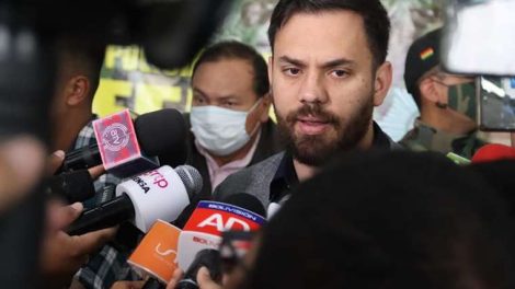 Ministro de Gobierno niega la existencia de grupos de choque y minimiza paro en Santa Cruz