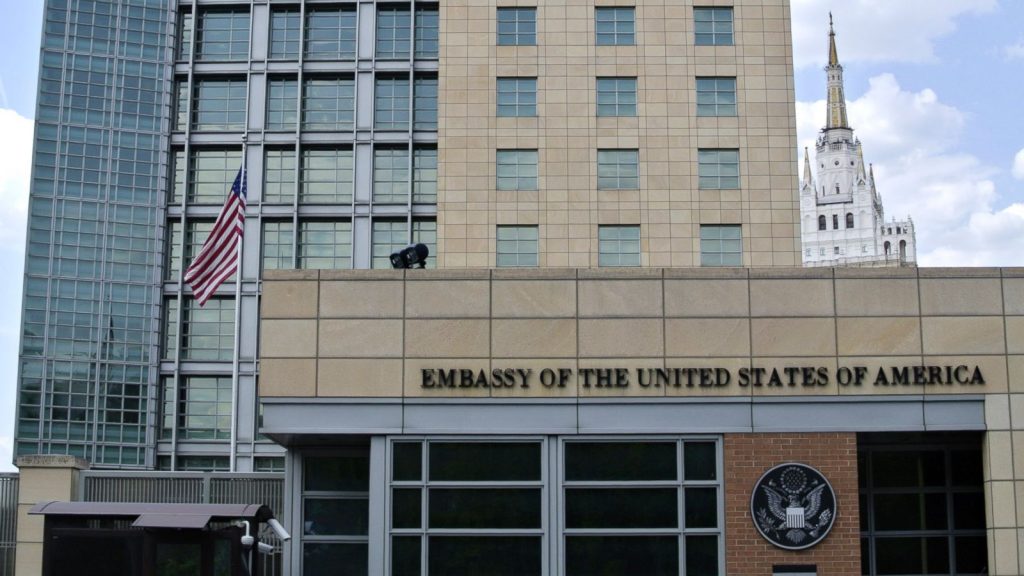 Embajada americana pide a residentes en Rusia salir del país