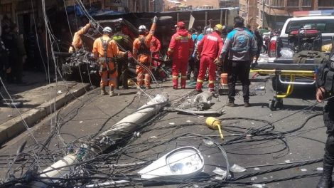 Un camión colisiona con cuatro vehículos en La Paz, deja dos muertos y siete heridos