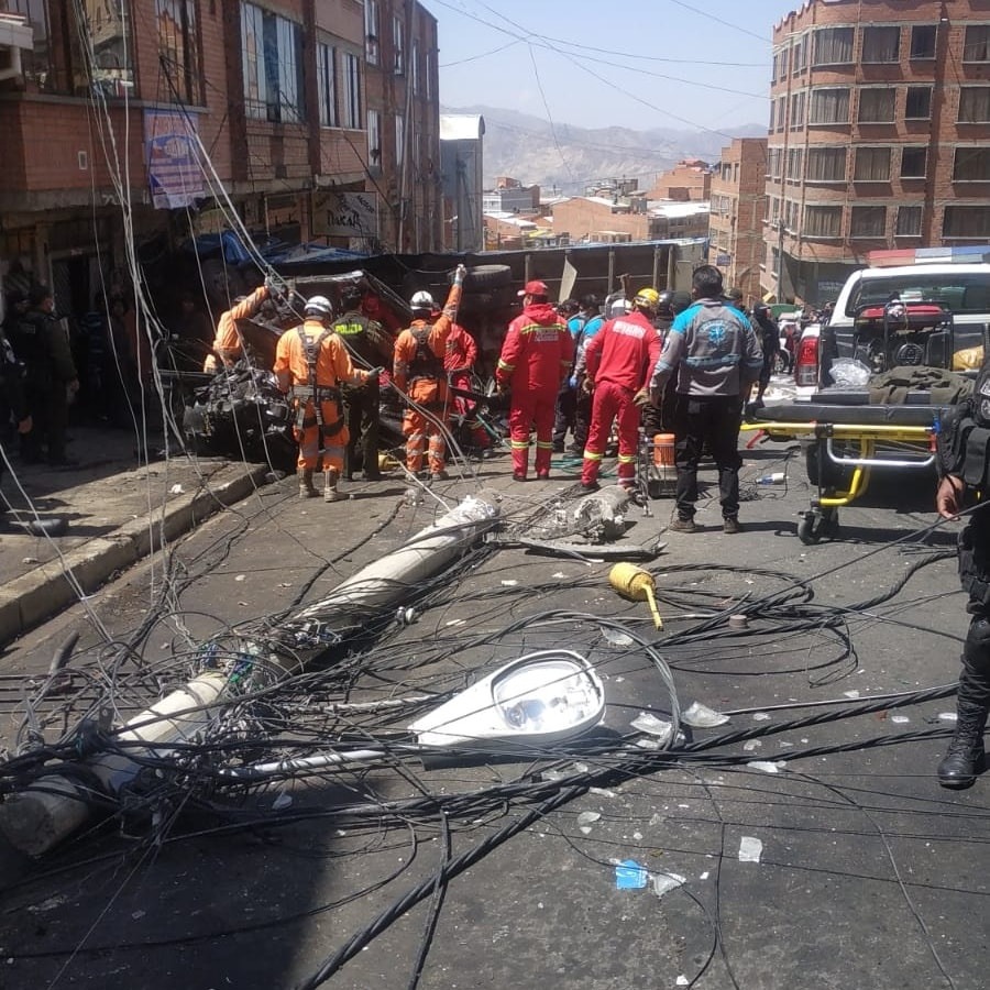 Un camión colisiona con cuatro vehículos en La Paz, deja dos muertos y siete heridos