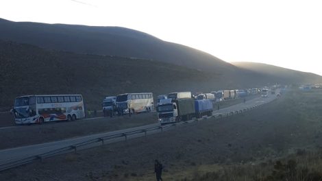 Mineros de Colquiri bloquean la carretera Oruro-La Paz de manera indefinida