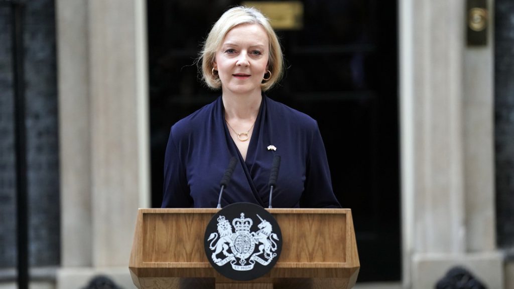 A menos de dos meses de mandato, renuncia la primera ministra del Reino Unido