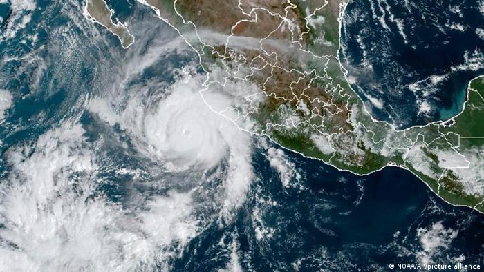 Huracán Roslyn se acerca a México, es considerado como el mayor de categoría cuatro