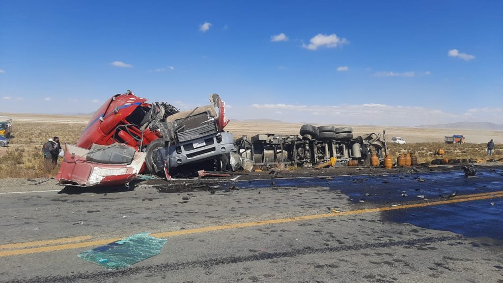Al menos un fallecido luego de un accidente de tránsito en la carretera Oruro - Challapata