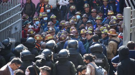 Ciudadanos frustran intento de toma del Teleférico Morado por mineros auríferos