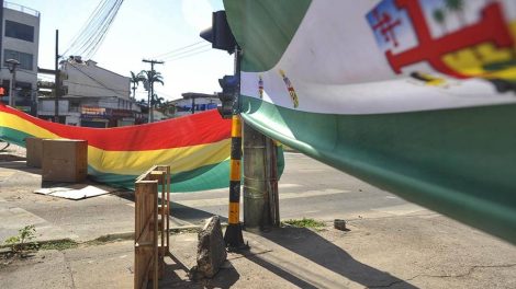 Quinto día de paro en Santa Cruz y afines al MAS cercan el departamento