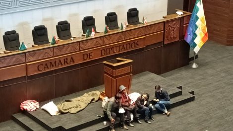 Diputados de oposición mantienen vigilia