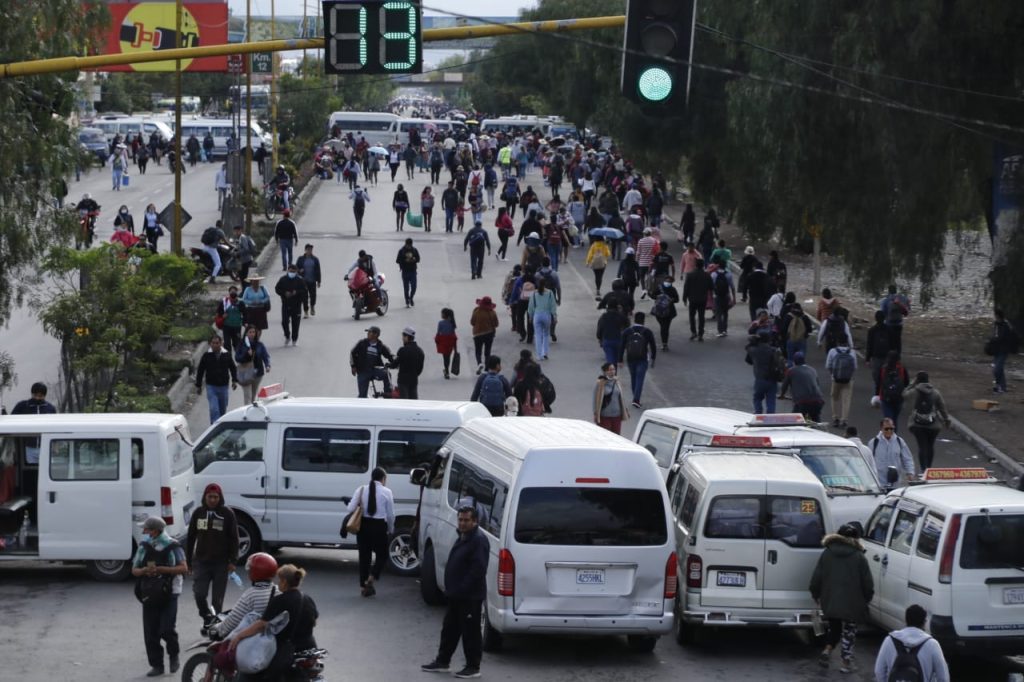 Choferes del transporte público de Quillacollo bloquean e impiden acceso al Occidente del país