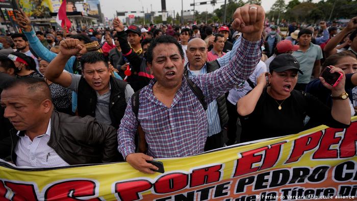 Perú: Afines a Pedro Castillo piden su liberación y convocatoria inmediata a elecciones