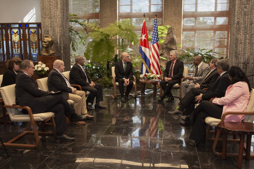 Presidente de Cuba recibe a delegación estadounidense