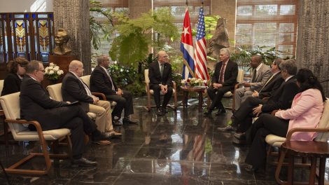 Presidente de Cuba recibe a delegación estadounidense