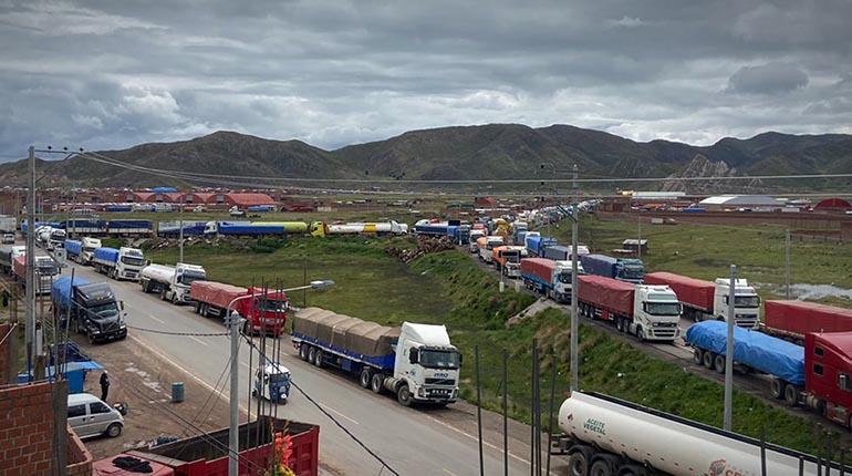 Transporte y comercio boliviano se ven afectados por conflictos en Perú