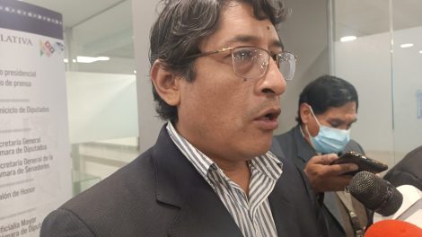 Diputado Mendoza cree que existe un acuerdo entre ministros de Justicia y Gobierno con Calvo y Camacho