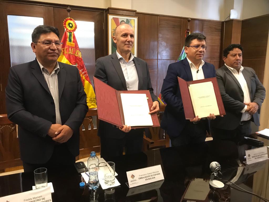 Con un mínimo de 100 millones de euros no reembolsables, Bolivia y España firman acuerdo de cooperación