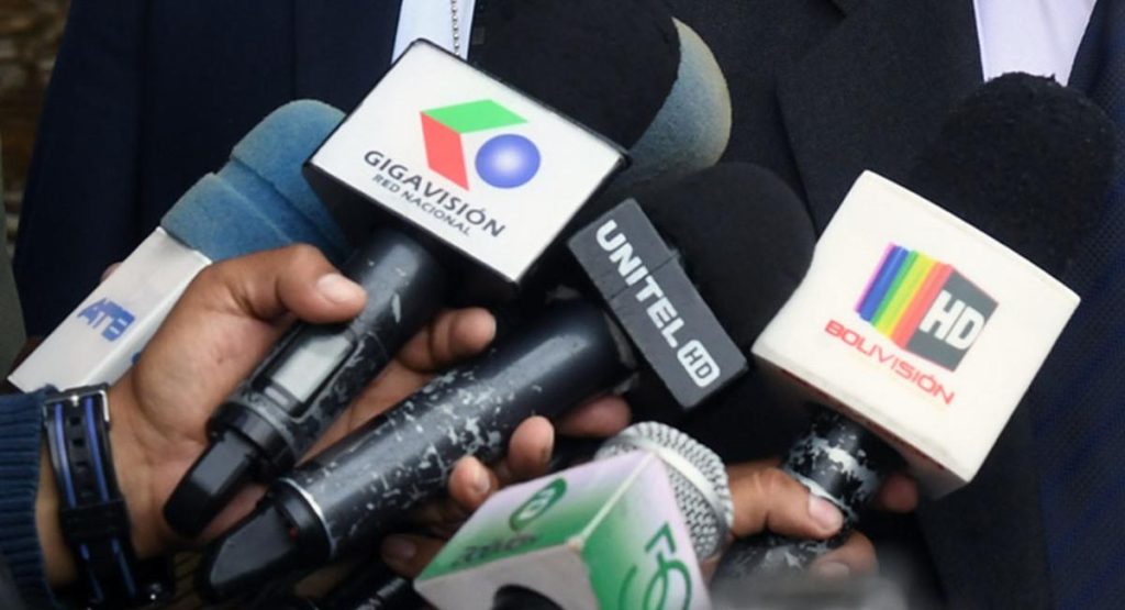 Agreden a periodistas durante protestas en La Paz