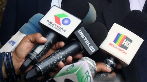 Agreden a periodistas durante protestas en La Paz