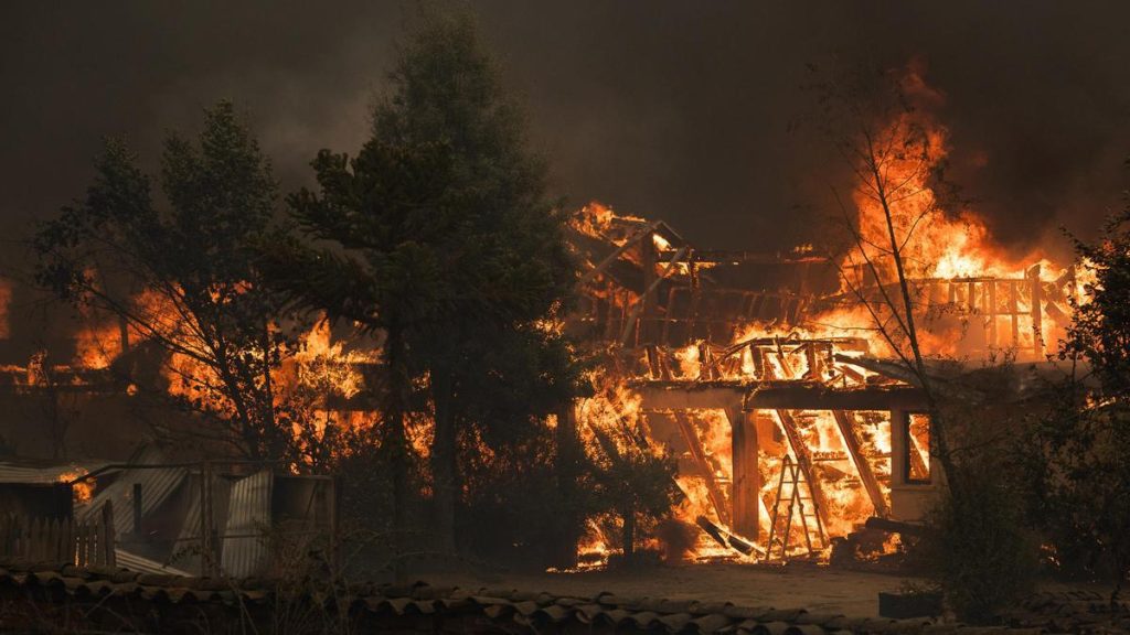 Hay más de 300 incendios activos en Chile