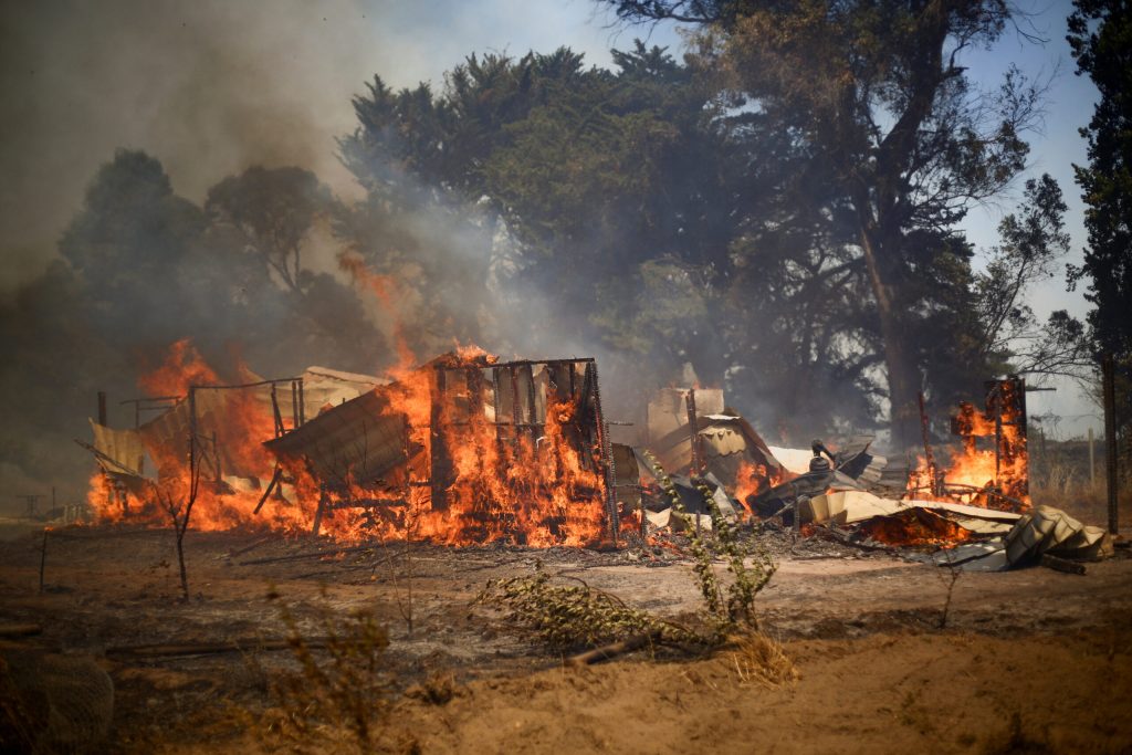 autoridades toman previsiones por la gravedad de los incendios / REUTERS