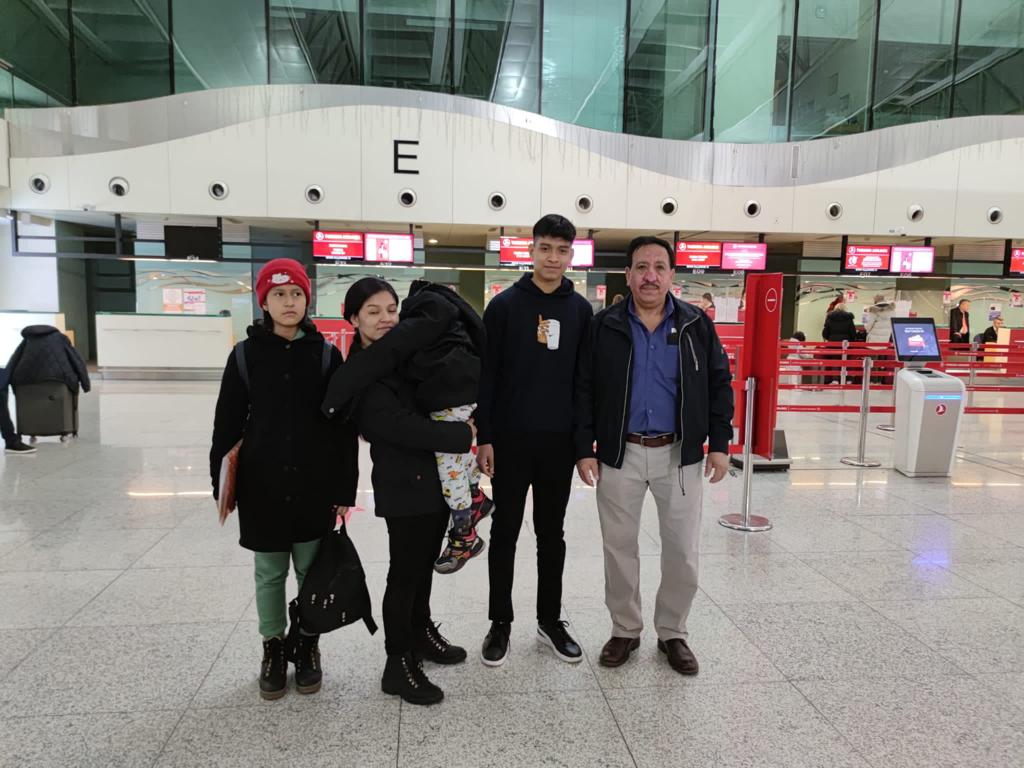 Familia boliviana llega desde Turquía