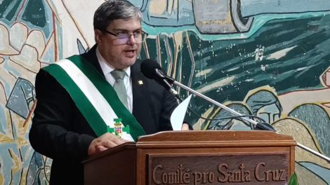 Larach jura como presidente del Comité pro Santa Cruz