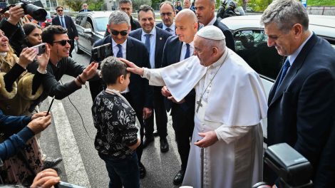 El Papa francisco sale del hospital