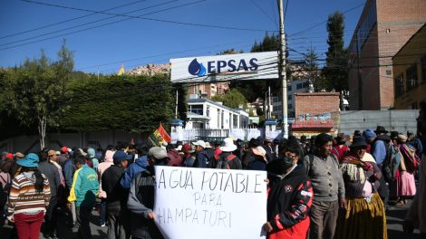 Camunarios de Hampaturi protestan en Epsas